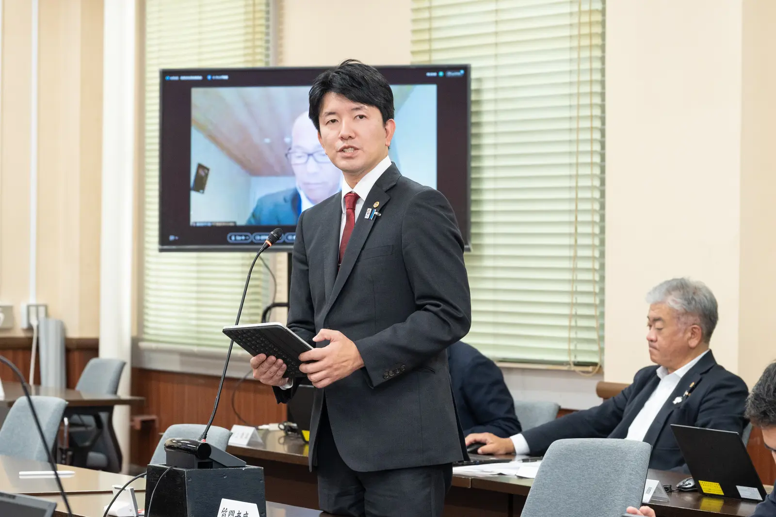 2026年10月8日の大阪府議会府民文化常任委員会で質問する坂元正幸