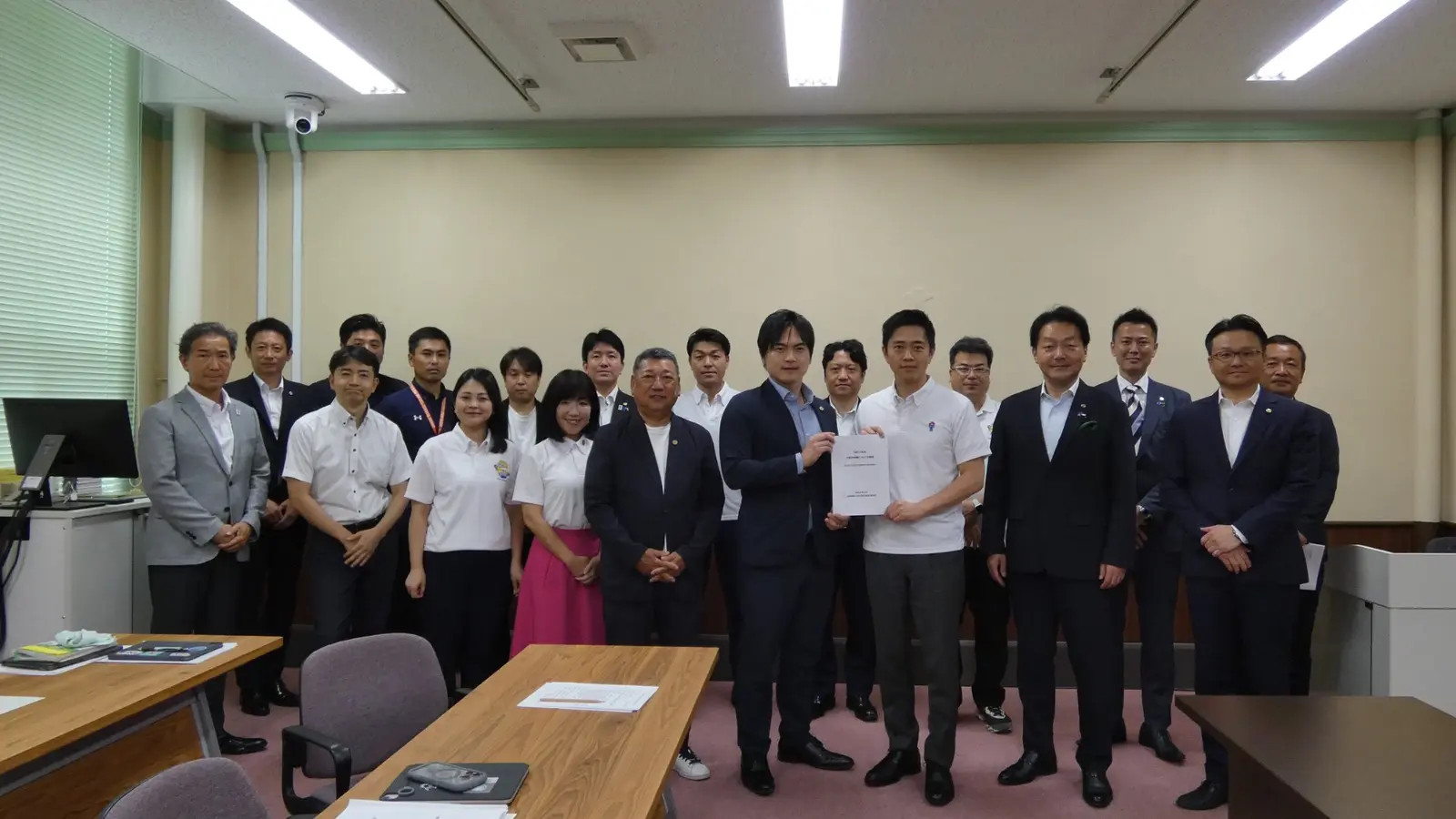 吉村洋文大阪府知事への政策提言に参加した大阪維新の会大阪府議会議員団の集合写真